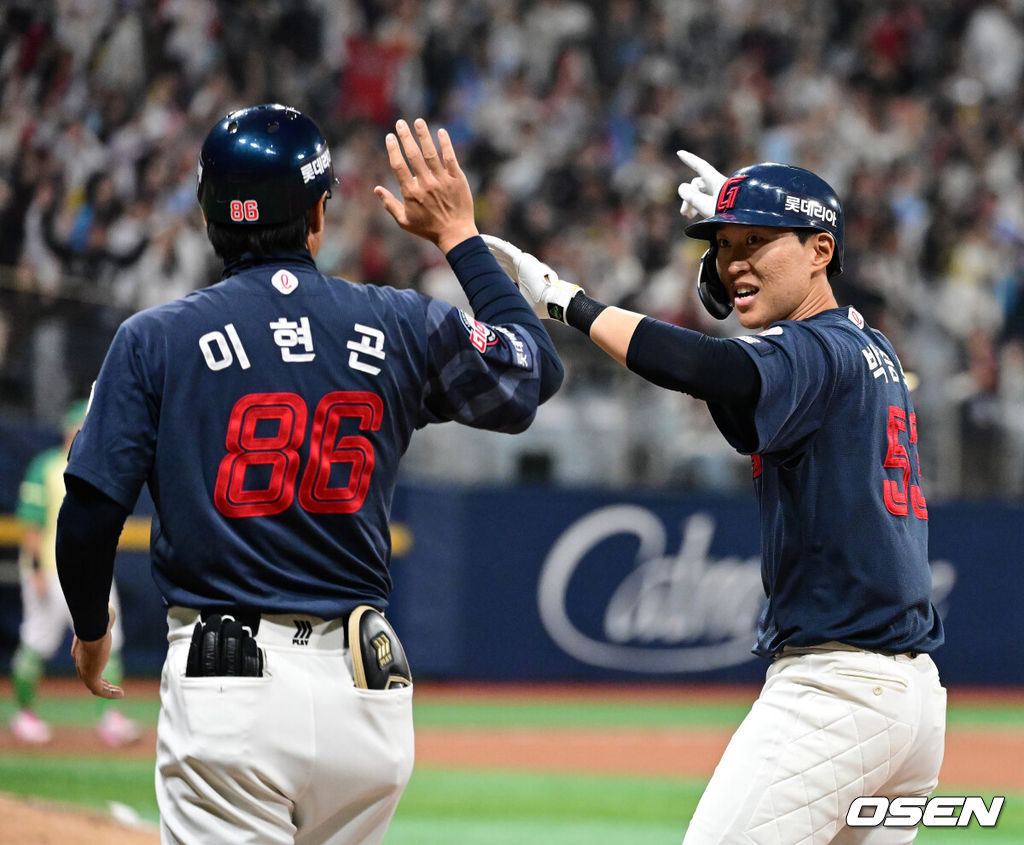 11일 서울 고척스카이돔에서 ‘2026 신한은행 SOL Bank KBO리그’ 키움 히어로즈와 롯데 자이언츠의 경기가 열렸다.이날 키움은 와일스, 롯데는 비슬리를 선발투수로 내세웠다. 연장 10회초 1사 1,2루에서 롯데 박승욱이 1타점 적시타를 날리며 기뻐하고 있다. 2026.04.11 / jpnews@osen.co.kr