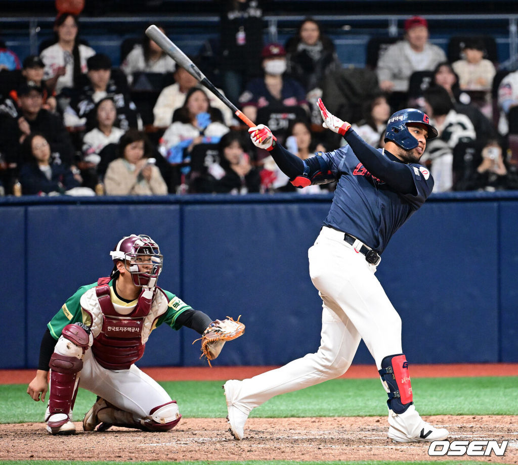 11일 서울 고척스카이돔에서 ‘2026 신한은행 SOL Bank KBO리그’ 키움 히어로즈와 롯데 자이언츠의 경기가 열렸다.이날 키움은 와일스, 롯데는 비슬리를 선발투수로 내세웠다. 연장 10회초 1사에서 롯데 레이예스가 좌중간 2루타를 날리고 있다. 2026.04.11 / jpnews@osen.co.kr