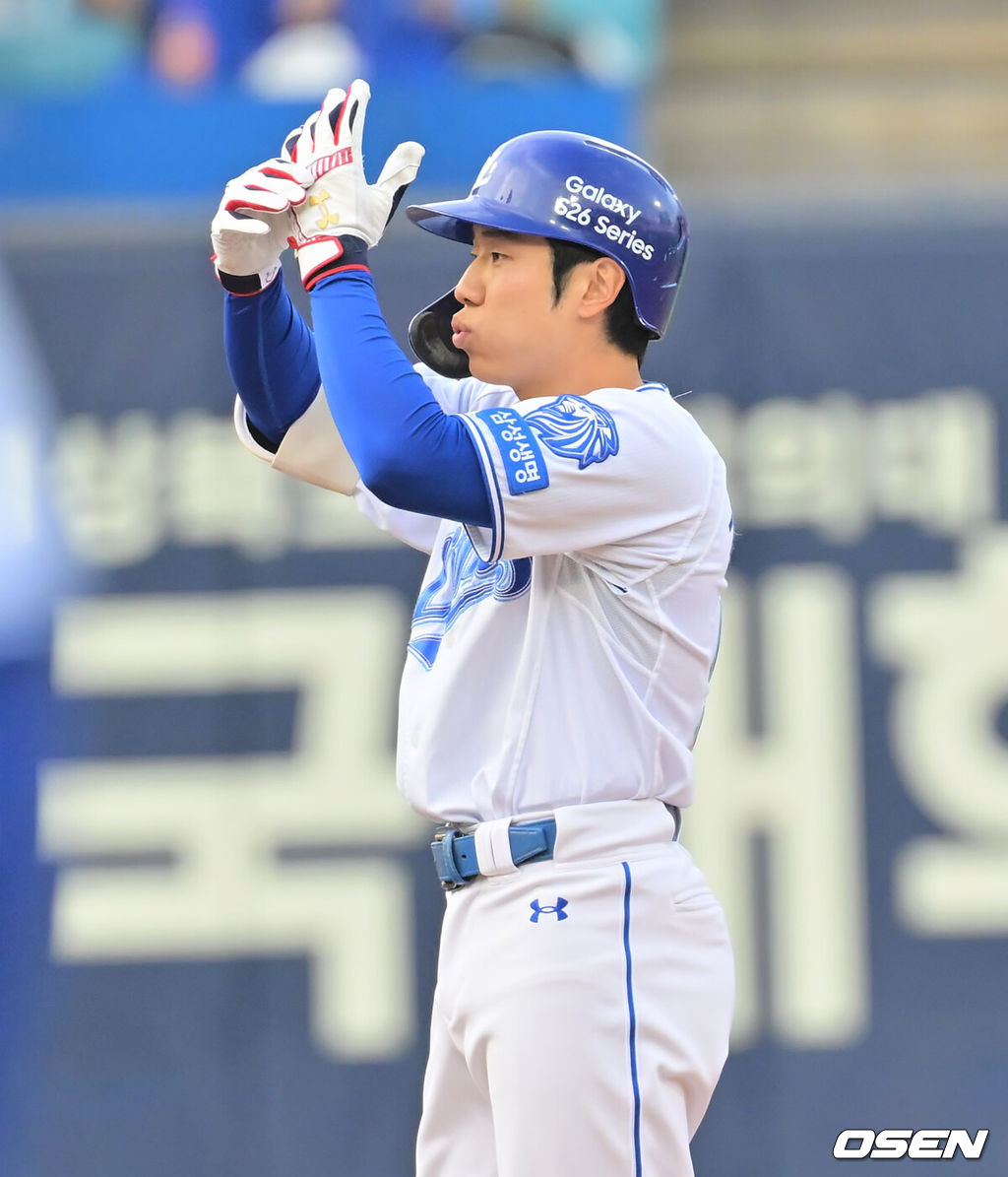 11일 대구삼성라이온즈파크에서 2026 신한 SOL KBO 리그 삼성 라이온즈와 NC 다이노스의 경기가 열렸다. 홈팀 삼성은 오러클린이, 방문팀 NC는 테일러가 선발 출전했다. 삼성 라이온즈 김지찬이 2회말 1사 만루 우익수 오른족 뒤 2타점 적시 2루타를 치고 세리머니를 하고 있다. 2026.04.11 / foto0307@osen.co.kr