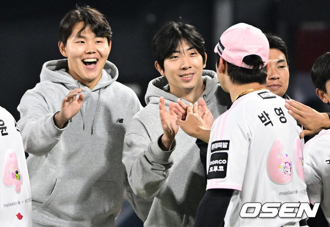[OSEN=수원, 조은정 기자]마법사군단이 천신만고 끝 연패를 끊었다.&nbsp;KT 위즈는 11일 수원KT위즈파크에서 열린 2026 신한 SOL KBO리그 두산 베어스와의 시즌 2차전에서 6-4로 승리했다.&nbsp;경기 종료 후 KT 소형준이 박영현과 승리를 기뻐하고 있다. 2026.04.11 /cej@osen.co.kr