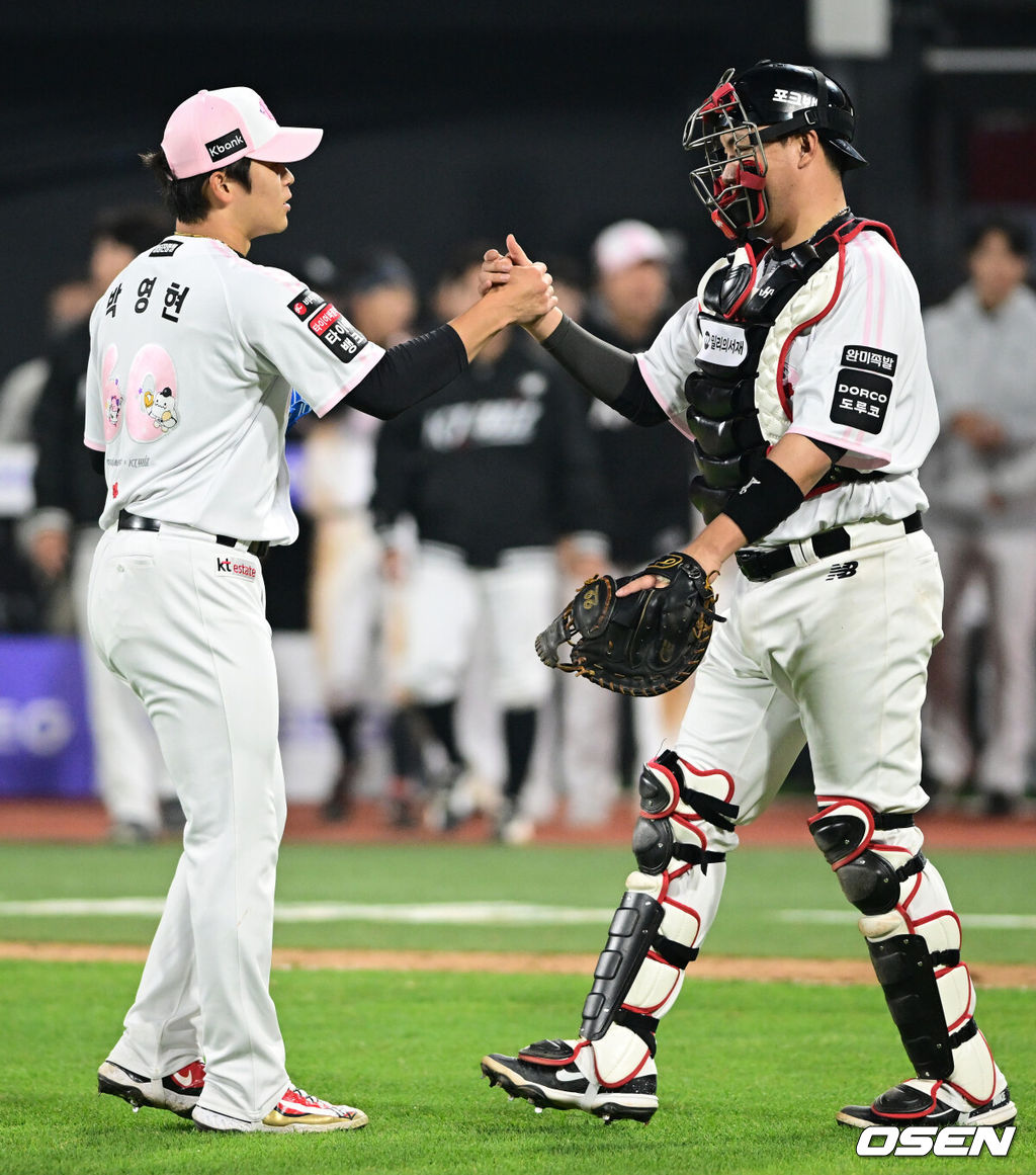 마법사군단이 천신만고 끝 연패를 끊었다. KT 위즈는 11일 수원KT위즈파크에서 열린 2026 신한 SOL KBO리그 두산 베어스와의 시즌 2차전에서 6-4로 승리했다. KT 박영현이 장성우와 승리를 기뻐하고 있다. 2026.04.11 /cej@osen.co.kr
