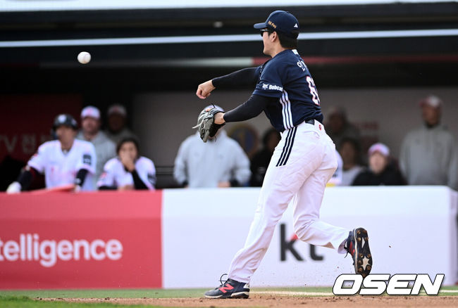 [OSEN=수원, 조은정 기자]11일 경기도 수원 KT위즈파크에서 2026 신한 SOL KBO리그 KT 위즈와 두산 베어스의 경기가 열렸다.이날 KT는 소형준, 두산은 잭로그를 선발투수로 내세웠다.3회말 무사 1루에서 두산 3루수 안재석이 KT 이강민의 번트에 송구실책을 범하고 있다. 2026.04.11 /cej@osen.co.kr