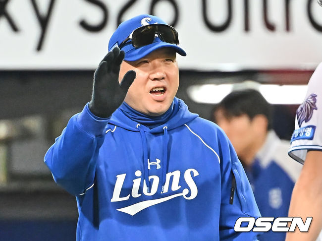 [OSEN=대구, 이석우 기자] 11일 대구삼성라이온즈파크에서 2026 신한 SOL KBO 리그 삼성 라이온즈와 NC 다이노스의 경기가 열렸다. 홈팀 삼성은 오러클린이, 방문팀 NC는 테일러가 선발 출전했다. 삼성 라이온즈 박진만 감독이 5-4로 승리한 후 선수들과 하이파이브를 하고 있다. 2026.04.11 / foto0307@osen.co.kr