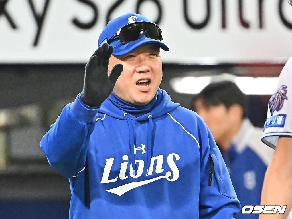 11일 대구삼성라이온즈파크에서 2026 신한 SOL KBO 리그 삼성 라이온즈와 NC 다이노스의 경기가 열렸다. 홈팀 삼성은 오러클린이, 방문팀 NC는 테일러가 선발 출전했다. 삼성 라이온즈 박진만 감독이 5-4로 승리한 후 선수들과 하이파이브를 하고 있다. 2026.04.11 / foto0307@osen.co.kr
