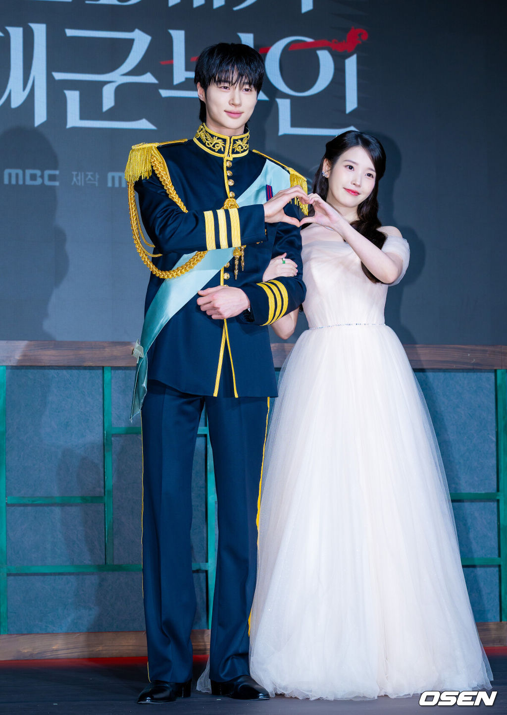 6일 오후 서울 강남구 조선 팰리스 서울 강남 더 그레이트홀에서 MBC 새 금토드라마 '21세기 대군부인'(극본 유지원/연출 박준화, 배희영) 제작발표회가 열렸다.<br /><br />'21세기 대군부인'은 21세기 입헌군주제 대한민국을 배경으로 모든 걸 가진 재벌이지만 신분이 평민이라 짜증스러운 여자 성희주(아이유 분)와 왕의 아들이지만 아무것도 가질 수 없어 슬픈 남자 이안대군(변우석 분)의 운명 개척 신분 타파 로맨스를 담은 드라마다.<br /><br />배우 변우석과 아이유가 포즈를 취하고 있다. 2026.04.06 / rumi@osen.co.kr