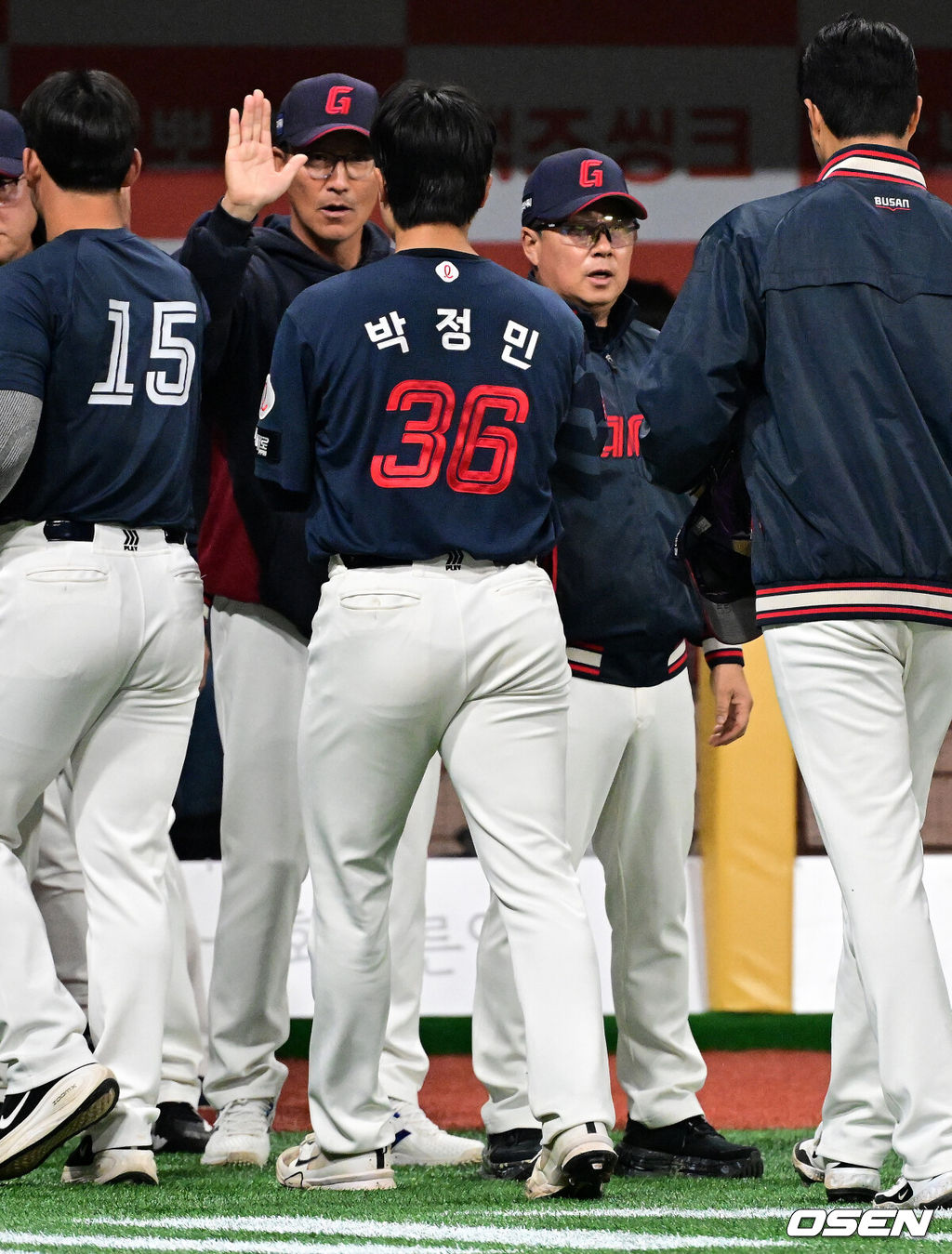 프로야구 롯데 자이언츠가 극적인 역전승을 거두며 3연승을 질주했다. 롯데는 11일 서울 고척스카이돔에서 열린 ‘2026 신한은행 SOL Bank KBO리그’ 키움 히어로즈와의 경기에서 연장 혈투 끝에 3-1 역전승을 거뒀다. 이날 승리로 롯데는 3연승을 질주했고 키움은 3연패에 빠졌다. 경기를 마치고 롯데 박정민이 김태형 감독과 승리 하이파이브를 하고 있다. 2026.04.11 / jpnews@osen.co.kr