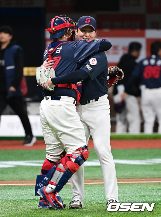 [OSEN=고척, 지형준 기자] 프로야구 롯데 자이언츠가 극적인 역전승을 거두며 3연승을 질주했다.&nbsp;롯데는 11일 서울 고척스카이돔에서 열린 ‘2026 신한은행 SOL Bank KBO리그’ 키움 히어로즈와의 경기에서 연장 혈투 끝에 3-1 역전승을 거뒀다. 이날 승리로 롯데는 3연승을 질주했고 키움은 3연패에 빠졌다.&nbsp;경기를 마치고 롯데 유강남, 최준용이 승리를 기뻐하고 있다. 2026.04.11&nbsp;/ jpnews@osen.co.kr