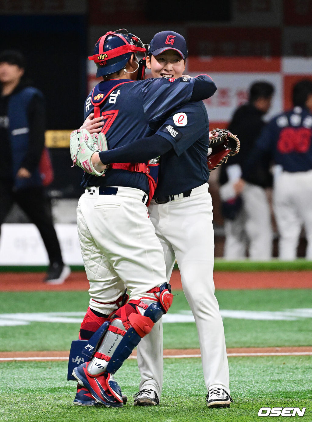 프로야구 롯데 자이언츠가 극적인 역전승을 거두며 3연승을 질주했다. 롯데는 11일 서울 고척스카이돔에서 열린 ‘2026 신한은행 SOL Bank KBO리그’ 키움 히어로즈와의 경기에서 연장 혈투 끝에 3-1 역전승을 거뒀다. 이날 승리로 롯데는 3연승을 질주했고 키움은 3연패에 빠졌다. 경기를 마치고 롯데 유강남, 최준용이 승리를 기뻐하고 있다. 2026.04.11 / jpnews@osen.co.kr