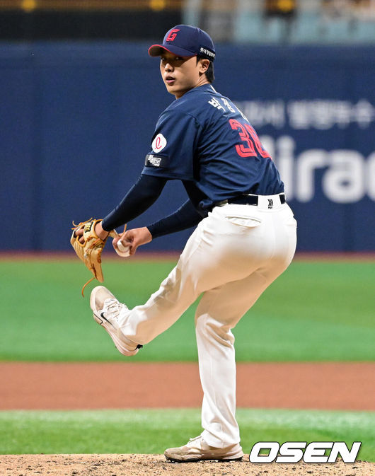 [OSEN=고척, 지형준 기자] 11일 서울 고척스카이돔에서 ‘2026 신한은행 SOL Bank KBO리그’ 키움 히어로즈와 롯데 자이언츠의 경기가 열렸다.이날 키움은 와일스, 롯데는 비슬리를 선발투수로 내세웠다.&nbsp;8회말 롯데 박정민이 역투하고 있다. 2026.04.11&nbsp;/ jpnews@osen.co.kr