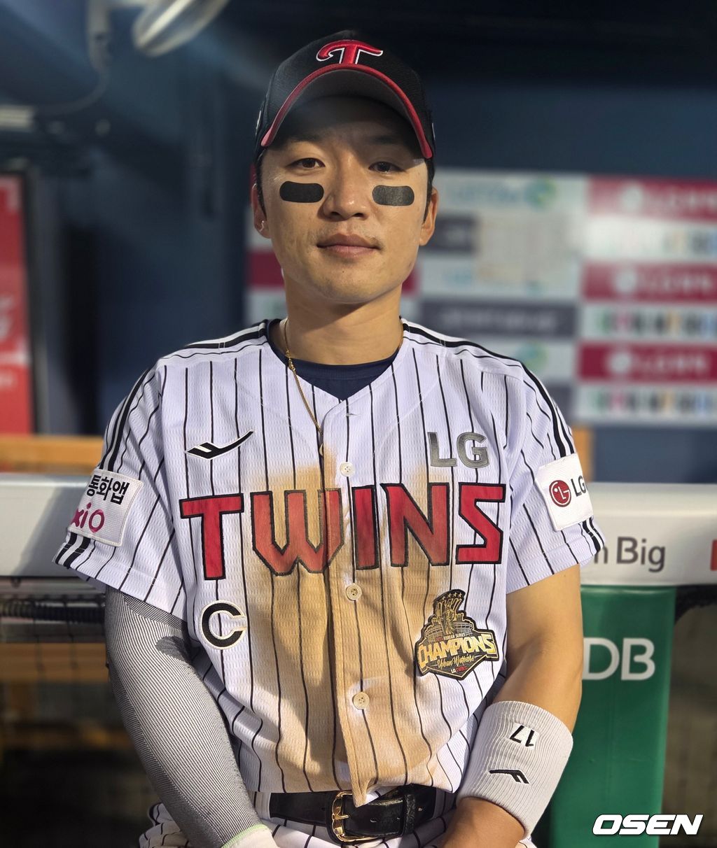 프로야구 LG 트윈스 박해민이 11일 잠실구장에서 열린 SSG 랜더스와 경기에서 8회말 무사 1,2루에서 역전 결승 2타점 2루타를 때렸다. 경기 후 박해민이 취재진과 인터뷰를 하고 있다./orange@osen.co.kr