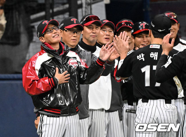 [OSEN=고척, 이대선 기자] 프로야구 LG 트윈스가 키움 히어로즈를 꺾고 위닝시리즈에 성공했다. LG는 5일 서울 고척 스카이돔에서 열린 2026 KBO리그 키움과 경기에서 6-5로 승리했다. 경기 종료 후 LG 염경엽 감독이 선수단과 승리의 기쁨을 나누고 있다. 2026.04.05 /sunday@osen.co.kr