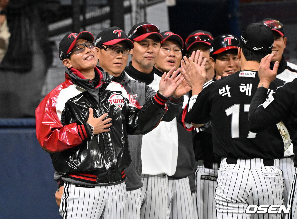 프로야구 LG 트윈스가 키움 히어로즈를 꺾고 위닝시리즈에 성공했다. LG는 5일 서울 고척 스카이돔에서 열린 2026 KBO리그 키움과 경기에서 6-5로 승리했다. 경기 종료 후 LG 염경엽 감독이 선수단과 승리의 기쁨을 나누고 있다. 2026.04.05 /sunday@osen.co.kr