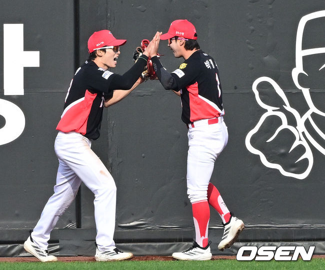 [OSEN=대전, 최규한 기자] 11일 대전 한화생명볼파크에서 ‘2026 신한 SOL KBO리그’ 한화 이글스와 KIA 타이거즈의 경기가 열렸다.홈팀 한화는 왕옌청, 방문팀 KIA는 이의리를 선발로 내세웠다. 8회말 무사 1루 상황 한화 강백호의 뜬공 타구를 잡아낸 KIA 중견수 김호령이 좌익수 박정우와 기뻐하고 있다. 2026.04.11 / dreamer@osen.co.kr
