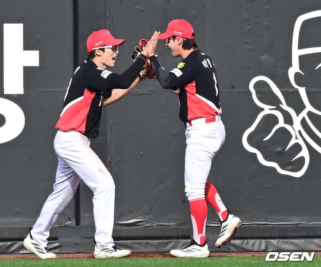 11일 대전 한화생명볼파크에서 ‘2026 신한 SOL KBO리그’ 한화 이글스와 KIA 타이거즈의 경기가 열렸다.홈팀 한화는 왕옌청, 방문팀 KIA는 이의리를 선발로 내세웠다. 8회말 무사 1루 상황 한화 강백호의 뜬공 타구를 잡아낸 KIA 중견수 김호령이 좌익수 박정우와 기뻐하고 있다. 2026.04.11 / dreamer@osen.co.kr