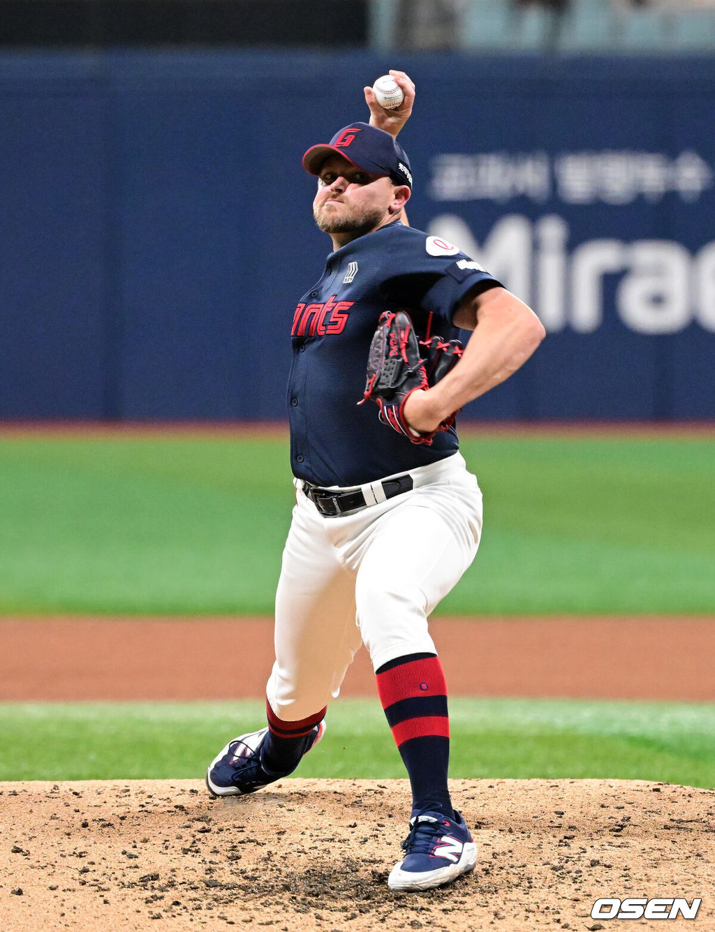 11일 서울 고척스카이돔에서 ‘2026 신한은행 SOL Bank KBO리그’ 키움 히어로즈와 롯데 자이언츠의 경기가 열렸다.이날 키움은 와일스, 롯데는 비슬리를 선발투수로 내세웠다. 5회말 롯데 비슬리가 역투하고 있다. 2026.04.11 / jpnews@osen.co.kr