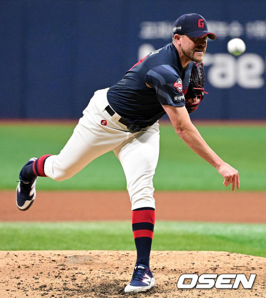 [OSEN=고척, 지형준 기자] 11일 서울 고척스카이돔에서 ‘2026 신한은행 SOL Bank KBO리그’ 키움 히어로즈와 롯데 자이언츠의 경기가 열렸다.이날 키움은 와일스, 롯데는 비슬리를 선발투수로 내세웠다.&nbsp;5회말 롯데 비슬리가 역투하고 있다. 2026.04.11&nbsp;/ jpnews@osen.co.kr