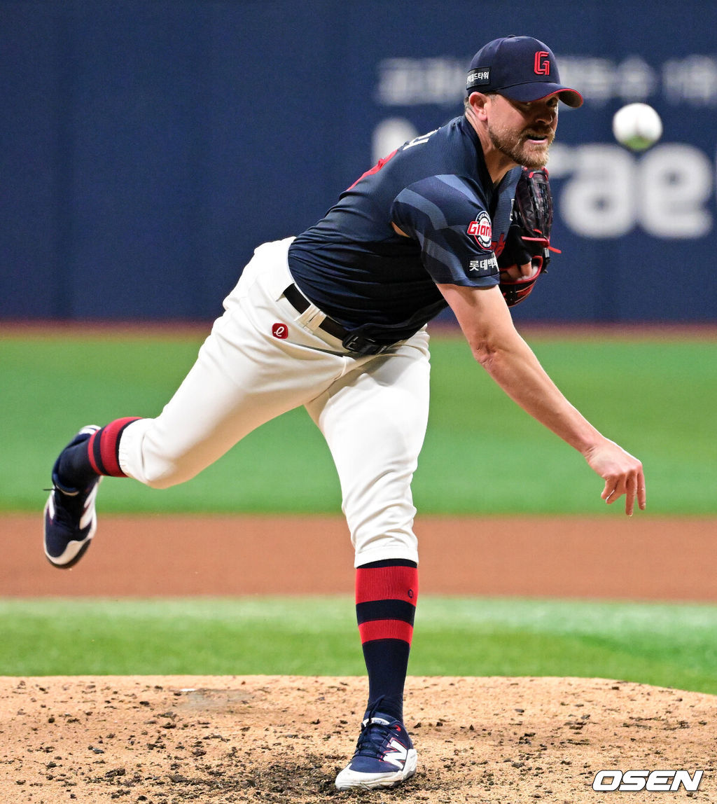 11일 서울 고척스카이돔에서 ‘2026 신한은행 SOL Bank KBO리그’ 키움 히어로즈와 롯데 자이언츠의 경기가 열렸다.이날 키움은 와일스, 롯데는 비슬리를 선발투수로 내세웠다. 5회말 롯데 비슬리가 역투하고 있다. 2026.04.11 / jpnews@osen.co.kr