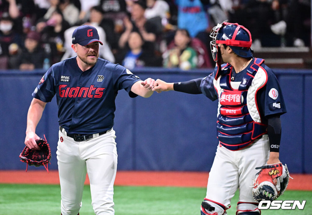 11일 서울 고척스카이돔에서 ‘2026 신한은행 SOL Bank KBO리그’ 키움 히어로즈와 롯데 자이언츠의 경기가 열렸다.이날 키움은 와일스, 롯데는 비슬리를 선발투수로 내세웠다. 6회말 수비를 마치고 롯데 비슬리가 손성빈과 주먹을 맞대고 있다. 2026.04.11 / jpnews@osen.co.kr