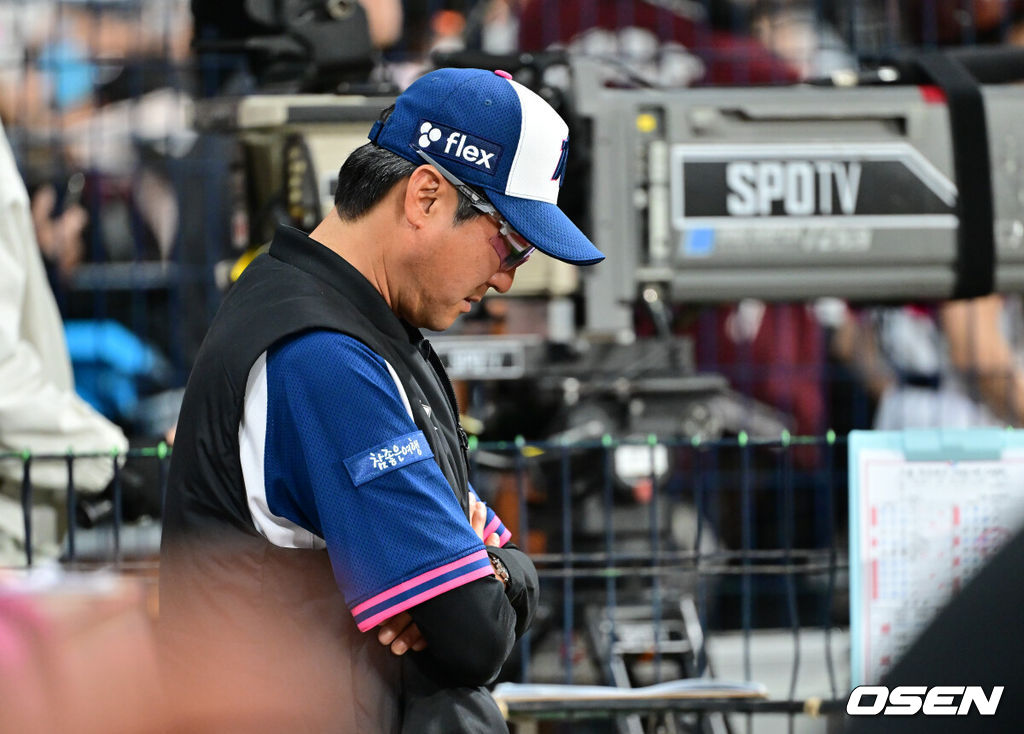 프로야구 LG 트윈스가 짜릿한 역전승을 거뒀다.LG는 4일 서울 고척스카이돔에서 열린 ‘2026 신한은행 SOL Bank KBO리그’ 키움 히어로즈와의 경기에서 6-4 역전승을 거두고 주말 3연전 1승 1패 균형을 맞췄다. 패색이 짙어진 9회말 키움 설종진 감독이 고개를 숙인채 생각에 잠겨 있다.  2026.04.04 / soul1014@osen.co.kr