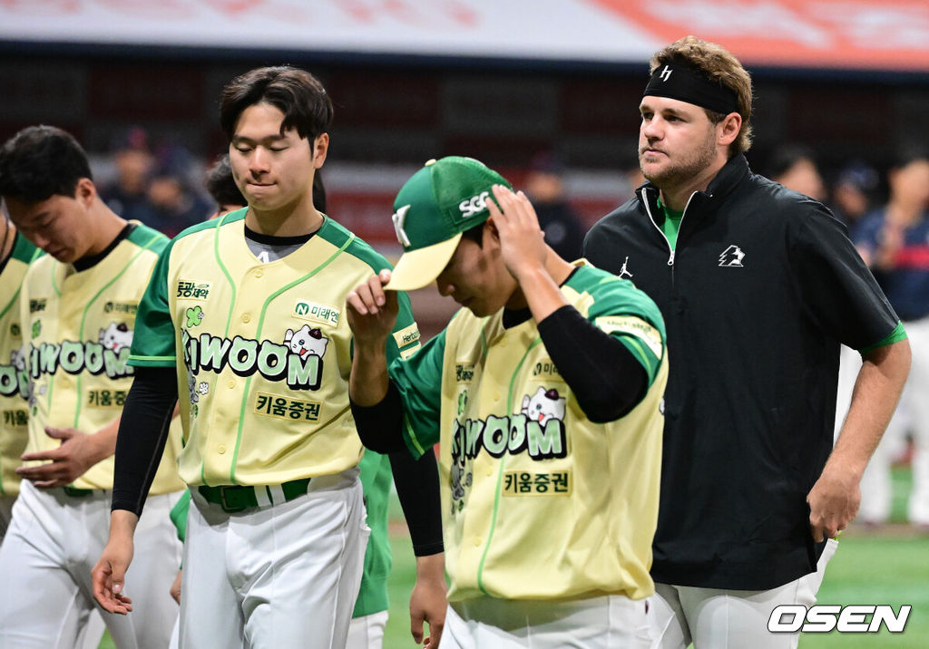 프로야구 롯데 자이언츠가 극적인 역전승을 거두며 3연승을 질주했다. 롯데는 11일 서울 고척스카이돔에서 열린 ‘2026 신한은행 SOL Bank KBO리그’ 키움 히어로즈와의 경기에서 연장 혈투 끝에 3-1 역전승을 거뒀다. 이날 승리로 롯데는 3연승을 질주했고 키움은 3연패에 빠졌다. 경기를 마치고 키움 와일스가 패배를 아쉬워하고 있다. 2026.04.11 / jpnews@osen.co.kr
