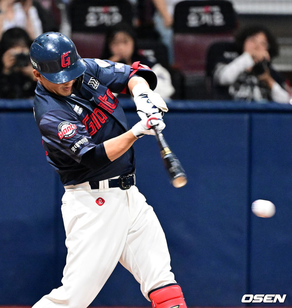 11일 서울 고척스카이돔에서 ‘2026 신한은행 SOL Bank KBO리그’ 키움 히어로즈와 롯데 자이언츠의 경기가 열렸다.이날 키움은 와일스, 롯데는 비슬리를 선발투수로 내세웠다. 9회초 1사 2,3루에서 롯데 김민성이 유격수 땅볼 동점 타점을 올리고 있다. 2026.04.11 / jpnews@osen.co.kr