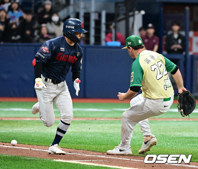 [OSEN=고척, 지형준 기자] 11일 서울 고척스카이돔에서 ‘2026 신한은행 SOL Bank KBO리그’ 키움 히어로즈와 롯데 자이언츠의 경기가 열렸다.이날 키움은 와일스, 롯데는 비슬리를 선발투수로 내세웠다.&nbsp;9회초 무사 1루에서 키움 브룩스가 롯데 장두성의 번트 안타가 파울이 되길 기다리고 있다. 2026.04.11&nbsp;/ jpnews@osen.co.kr