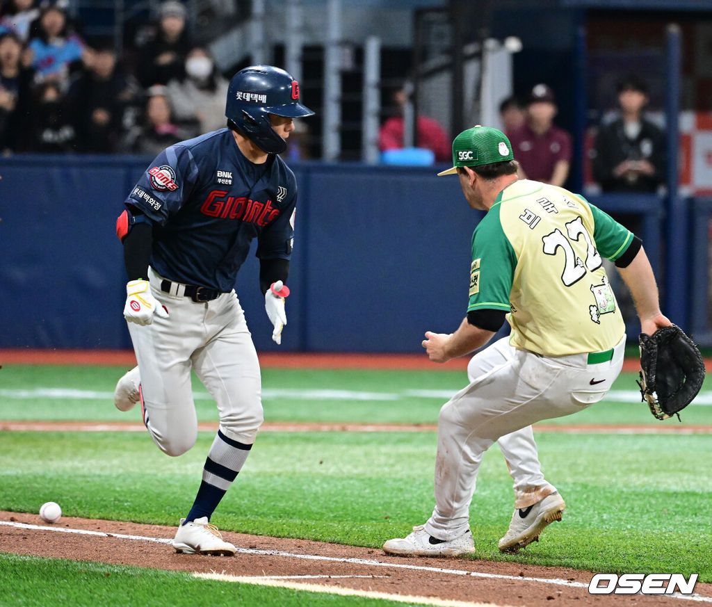 11일 서울 고척스카이돔에서 ‘2026 신한은행 SOL Bank KBO리그’ 키움 히어로즈와 롯데 자이언츠의 경기가 열렸다.이날 키움은 와일스, 롯데는 비슬리를 선발투수로 내세웠다. 9회초 무사 1루에서 키움 브룩스가 롯데 장두성의 번트 안타가 파울이 되길 기다리고 있다. 2026.04.11 / jpnews@osen.co.kr
