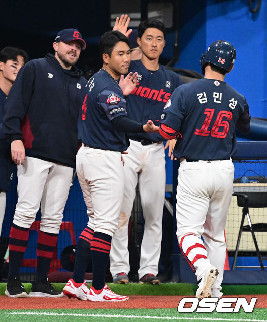 [OSEN=고척, 지형준 기자] 11일 서울 고척스카이돔에서 ‘2026 신한은행 SOL Bank KBO리그’ 키움 히어로즈와 롯데 자이언츠의 경기가 열렸다.이날 키움은 와일스, 롯데는 비슬리를 선발투수로 내세웠다.&nbsp;9회초 1사 2,3루에서 롯데 김민성이 유격수 땅볼 동점 타점을 올리며 동료선수들과 기뻐하고 있다. 2026.04.11&nbsp;/ jpnews@osen.co.kr