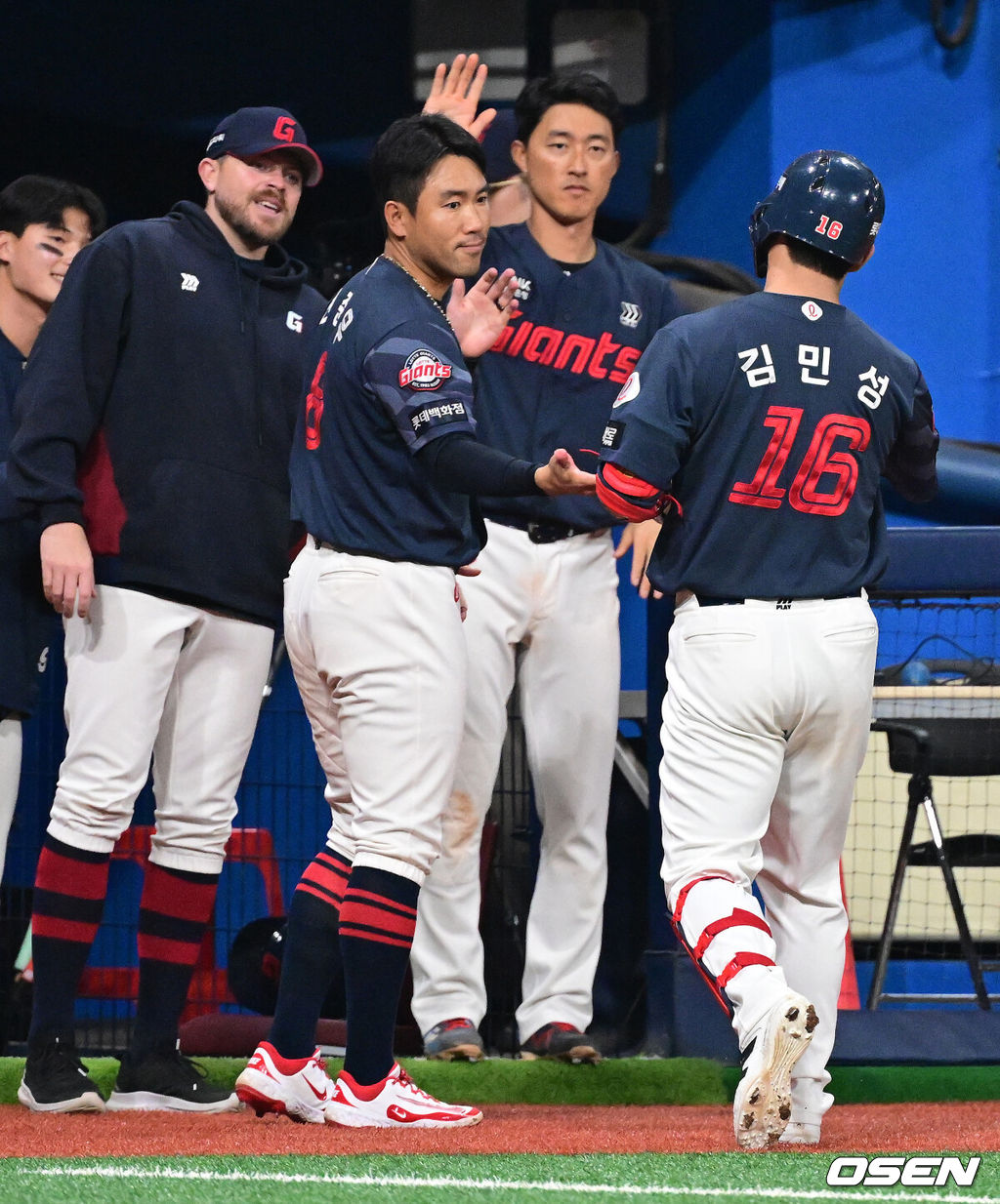 11일 서울 고척스카이돔에서 ‘2026 신한은행 SOL Bank KBO리그’ 키움 히어로즈와 롯데 자이언츠의 경기가 열렸다.이날 키움은 와일스, 롯데는 비슬리를 선발투수로 내세웠다. 9회초 1사 2,3루에서 롯데 김민성이 유격수 땅볼 동점 타점을 올리며 동료선수들과 기뻐하고 있다. 2026.04.11 / jpnews@osen.co.kr