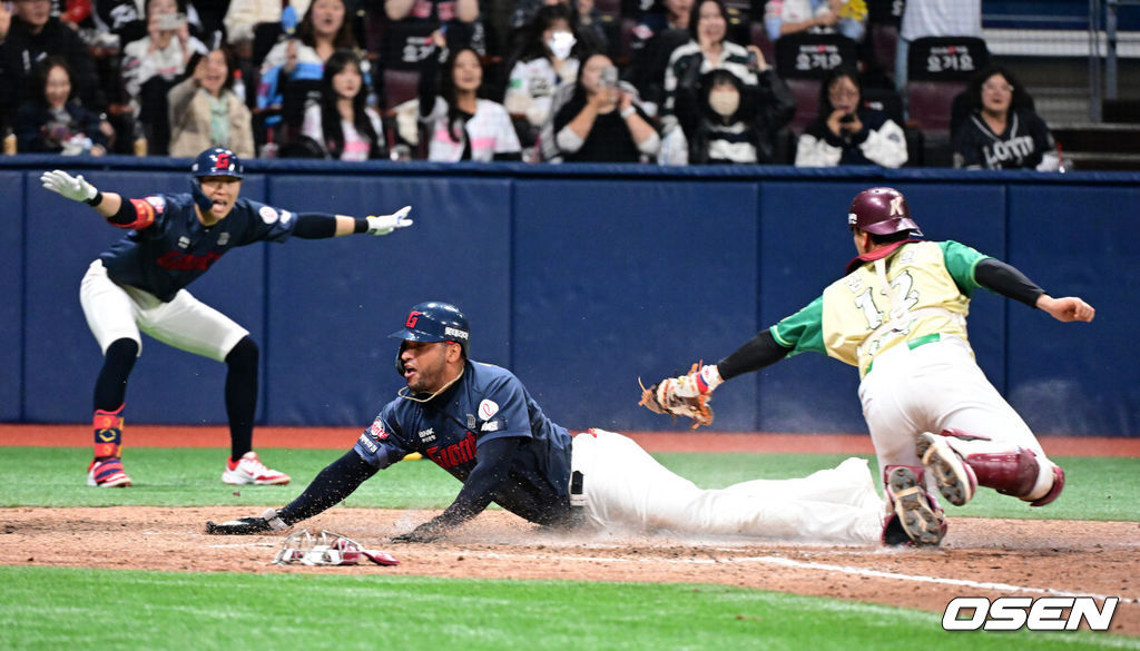 11일 서울 고척스카이돔에서 ‘2026 신한은행 SOL Bank KBO리그’ 키움 히어로즈와 롯데 자이언츠의 경기가 열렸다.이날 키움은 와일스, 롯데는 비슬리를 선발투수로 내세웠다. 연장 10회초 1사 1,3루에서 롯데 레이예스가 한동희의 3루땅볼에 홈에서 키움 김건희의 태그에 앞서 세이프되고 있다. 2026.04.11 / jpnews@osen.co.kr