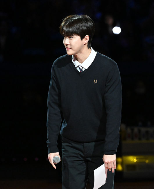 [OSEN=인천, 이대선 기자] 카를로스 알카라스(스페인)와 얀니크 신네르(이탈리아)가 벌이는 ‘현대카드 슈퍼매치 14’가 10일 오후 인천 중구 인스파이어 아레나에서 열렸다.<br /><br />얀니크 신네르(2위·이탈리아)의 경기는 알카라스의 2-0(7-5 7-6<8-6>) 승리로 끝났다.<br /><br />경기에 앞서 엑소 세훈이 선수 소개를 하고 있다. 2026.01.10 /sunday@osen.co.kr