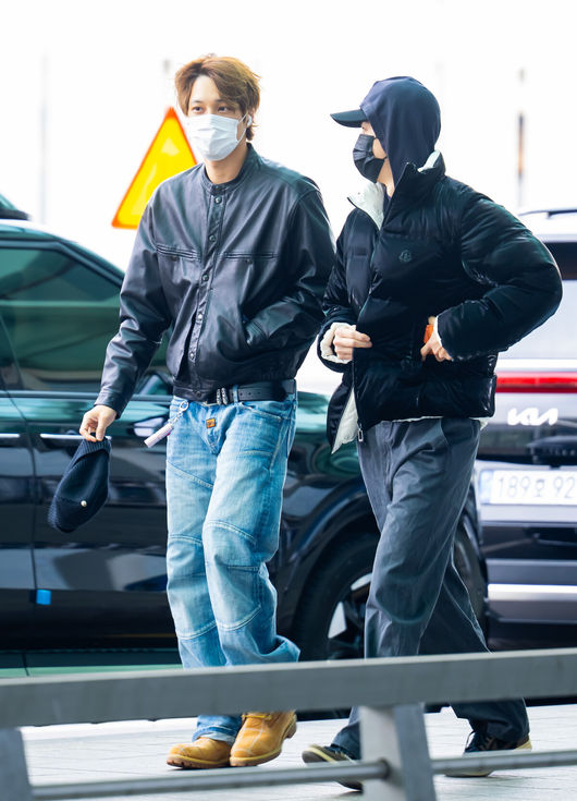 [OSEN=인천공항, 민경훈 기자] 그룹 엑소(EXO)가 30일 해외 일정을 위해 인천공항을 통해 일본 후쿠오카로 출국했다.<br /><br />'SM타운 라이브 2025-26 인 후쿠오카'는 2026년 1월 31일과 2월 1일 양일간 후쿠오카 미즈호 페이페이 돔에서 진행된다.<br /><br />엑소 카이와 세훈이 출국하며 얘기를 나누고 있다. 2026.01.30 / rumi@osen.co.kr