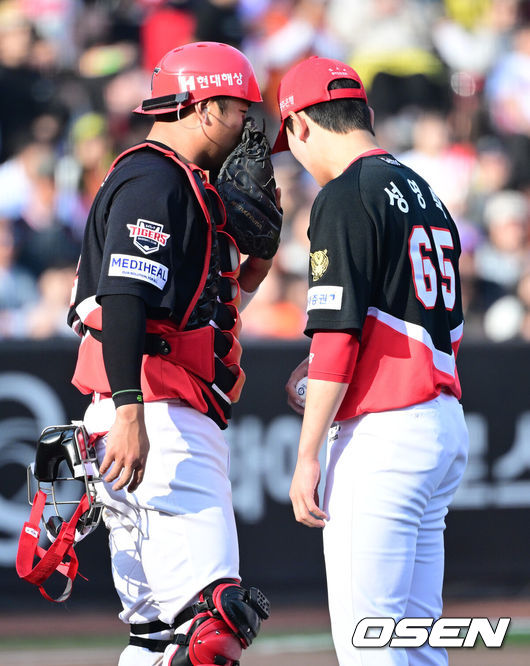 [OSEN=대전, 최규한 기자] 프로야구 KIA 타이거즈가 한화 이글스를 연이틀 잡고 3연승을 질주했다.이범호 감독이 이끄는 KIA는 11일 대전 한화생명 볼파크에서 열린 2026 신한 SOL KBO리그 한화와의 원정경기에서 이틀 연속 6-5 승리를&nbsp;거뒀다. 이날 승리로 위닝시리즈를 확보, 3연승을 만든 KIA는 시즌 전적 5승7패를 마크했다. 2연패에 빠진 한화는 6승6패가 됐다.9회말 2사 1루 상황 KIA 투수 성영탁과 포수 한준수가 마운드에서 대화를 나누고 있다. 2026.04.11 / dreamer@osen.co.kr