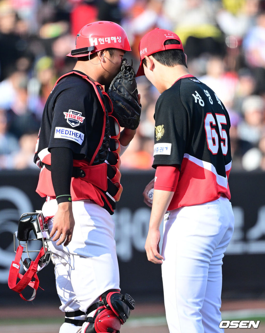 프로야구 KIA 타이거즈가 한화 이글스를 연이틀 잡고 3연승을 질주했다.이범호 감독이 이끄는 KIA는 11일 대전 한화생명 볼파크에서 열린 2026 신한 SOL KBO리그 한화와의 원정경기에서 이틀 연속 6-5 승리를 거뒀다. 이날 승리로 위닝시리즈를 확보, 3연승을 만든 KIA는 시즌 전적 5승7패를 마크했다. 2연패에 빠진 한화는 6승6패가 됐다.9회말 2사 1루 상황 KIA 투수 성영탁과 포수 한준수가 마운드에서 대화를 나누고 있다. 2026.04.11 / dreamer@osen.co.kr