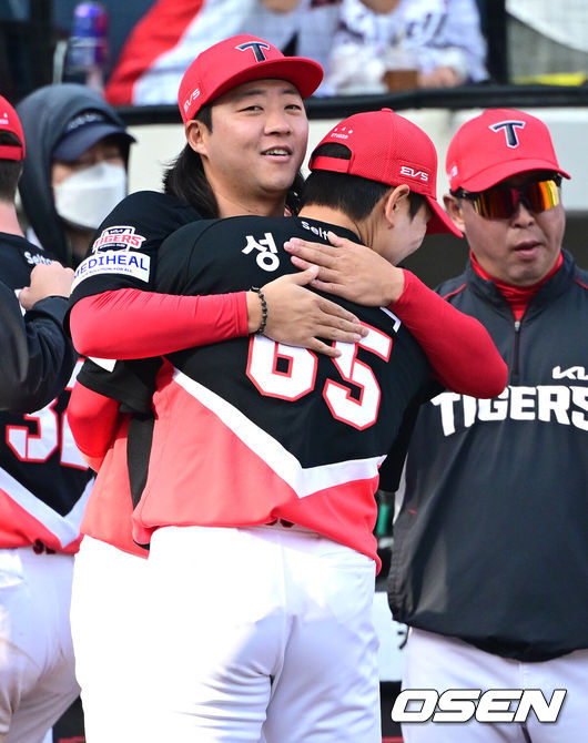[OSEN=대전, 최규한 기자] 11일 대전 한화생명볼파크에서 ‘2026 신한 SOL KBO리그’ 한화 이글스와 KIA 타이거즈의 경기가 열렸다.홈팀 한화는 왕옌청, 방문팀 KIA는 이의리를 선발로 내세웠다. 8회말 2사 1, 2루 상황 한화 하주석을 외야 뜬공으로 이끌며 실점없이 이닝을 막아낸 KIA 투수 성영탁이 김범수와 인사를 나누고 있다. 2026.04.11 / dreamer@osen.co.kr