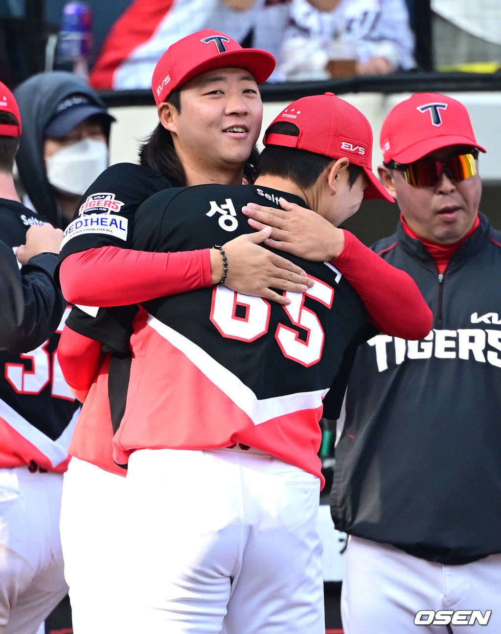 11일 대전 한화생명볼파크에서 ‘2026 신한 SOL KBO리그’ 한화 이글스와 KIA 타이거즈의 경기가 열렸다.홈팀 한화는 왕옌청, 방문팀 KIA는 이의리를 선발로 내세웠다. 8회말 2사 1, 2루 상황 한화 하주석을 외야 뜬공으로 이끌며 실점없이 이닝을 막아낸 KIA 투수 성영탁이 김범수와 인사를 나누고 있다. 2026.04.11 / dreamer@osen.co.kr