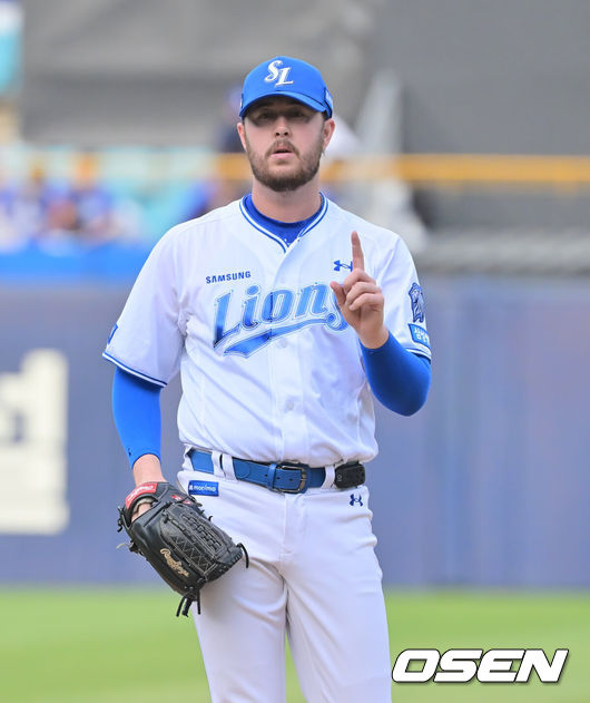 [OSEN=대구, 이석우 기자] 11일 대구삼성라이온즈파크에서 2026 신한 SOL KBO 리그 삼성 라이온즈와 NC 다이노스의 경기가 열렸다. 홈팀 삼성은 오러클린이, 방문팀 NC는 테일러가 선발 출전했다. 삼성 라이온즈 선발 투수 오러클린이 사인을 보내고 있다. 2026.04.11 / foto0307@osen.co.kr