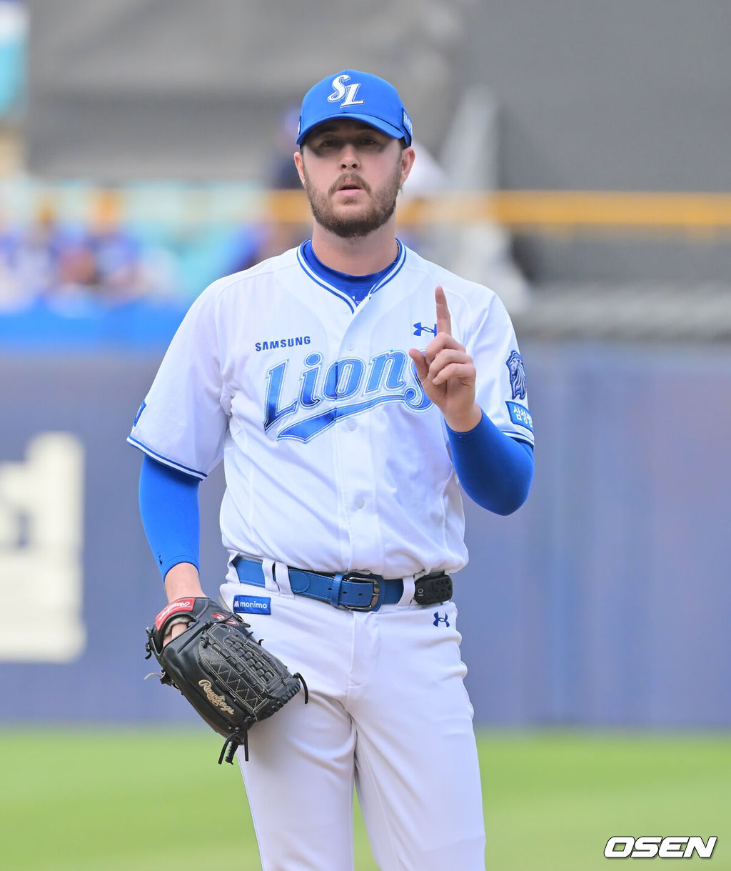 11일 대구삼성라이온즈파크에서 2026 신한 SOL KBO 리그 삼성 라이온즈와 NC 다이노스의 경기가 열렸다. 홈팀 삼성은 오러클린이, 방문팀 NC는 테일러가 선발 출전했다. 삼성 라이온즈 선발 투수 오러클린이 사인을 보내고 있다. 2026.04.11 / foto0307@osen.co.kr