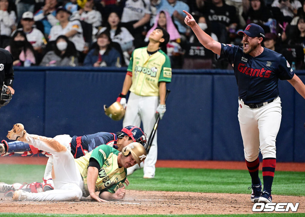 11일 서울 고척스카이돔에서 ‘2026 신한은행 SOL Bank KBO리그’ 키움 히어로즈와 롯데 자이언츠의 경기가 열렸다.이날 키움은 와일스, 롯데는 비슬리를 선발투수로 내세웠다. 6회말 1사 만루에서 롯데 손성빈이 키움 이형종의 좌익수 플라이에 홈으로 내달린 브룩스를 태그아웃시키고 있다. 기뻐하는 롯데 비슬리. 2026.04.11 / jpnews@osen.co.kr