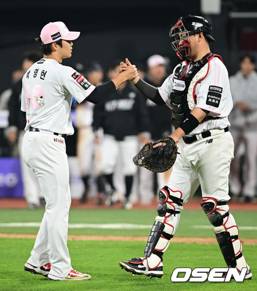 [OSEN=수원, 조은정 기자]마법사군단이 천신만고 끝 연패를 끊었다.&nbsp;KT 위즈는 11일 수원KT위즈파크에서 열린 2026 신한 SOL KBO리그 두산 베어스와의 시즌 2차전에서 6-4로 승리했다.&nbsp;KT 박영현이 장성우와 승리를 기뻐하고 있다. 2026.04.11 /cej@osen.co.kr