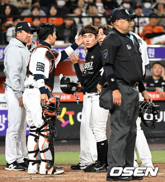 [OSEN=대전, 이대선 기자] 31일 대전 한화생명볼파크에서 2026 신한 SOL KBO리그 한화 이글스와 KT 위즈의 경기가 열렸다.이날 한화는 오웬 화이트, KT는 케일럽 보쉴리를 선발로 내세웠다.5회초 1사 1,2루에서 헤드샷을 당한 KT 허경민이 퇴장당하는 한화 엄상백을 격려하고 있다. 2026.03.31 /sunday@osen.co.kr