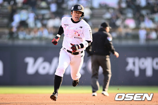 [OSEN=수원, 조은정 기자]11일 경기도 수원 KT위즈파크에서 2026 신한 SOL KBO리그 KT 위즈와 두산 베어스의 경기가 열렸다.이날 KT는 소형준, 두산은 잭로그를 선발투수로 내세웠다.3회말 무사 1루에서 KT 허경민이 이강민 번트 때 두산 3루수 안재석의 송구 실책을 틈타 3루로 쇄도하고 있다. 2026.04.11 /cej@osen.co.kr