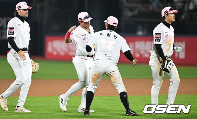 [OSEN=수원, 조은정 기자]마법사군단이 천신만고 끝 연패를 끊었다.&nbsp;KT 위즈는 11일 수원KT위즈파크에서 열린 2026 신한 SOL KBO리그 두산 베어스와의 시즌 2차전에서 6-4로 승리했다.&nbsp;KT 허경민이 안현민과 승리를 기뻐하고 있다. 2026.04.11 /cej@osen.co.kr