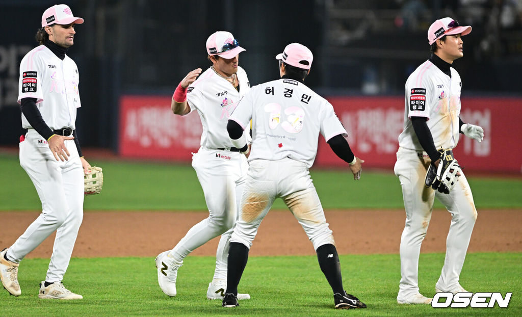 마법사군단이 천신만고 끝 연패를 끊었다. KT 위즈는 11일 수원KT위즈파크에서 열린 2026 신한 SOL KBO리그 두산 베어스와의 시즌 2차전에서 6-4로 승리했다. KT 허경민이 안현민과 승리를 기뻐하고 있다. 2026.04.11 /cej@osen.co.kr