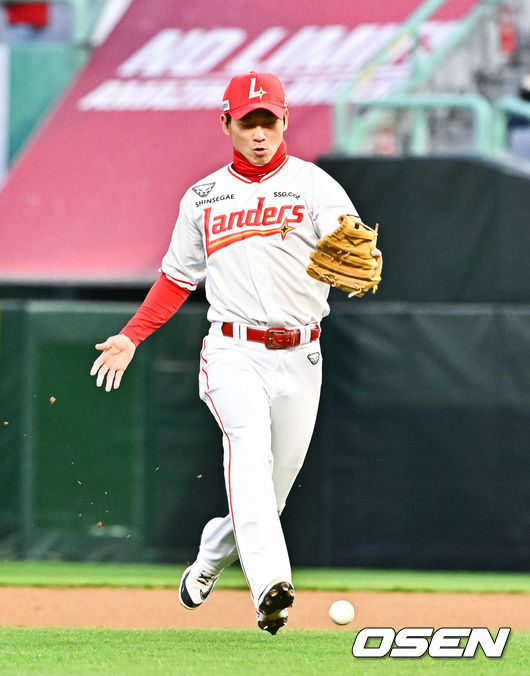 [OSEN=인천, 박준형 기자] 7일 오후 인천 SSG랜더스필드에서 ‘2026 신한 SOL Bank KBO리그'&nbsp;SSG 랜더스와 한화 이글스의 경기가 진행됐다. 이날 SSG는 타케다를, 한화는 류현진을 선발투수로 내세웠다. 2회초 2사 1루 한화 최재훈의 내야 뜬공때 안상현 2루수가 포구 실책하고 있다.   2026.04.07 / soul1014@osen.co.kr