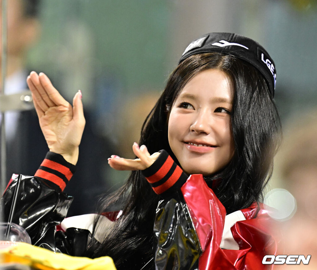 11일 서울 잠실야구장에서 ‘2024 신한 SOL뱅크 KBO 포스트시즌’ 준플레이오프 5차전 LG 트윈스와 KT 위즈의 경기가 열렸다.LG는 임찬규, KT는 엄상백을 선발 투수로 내세웠다.이날 시구를 선보인 (여자)아이들 미연이 경기를 지켜보고 있다. 2024.10.11 / jpnews@osen.co.kr