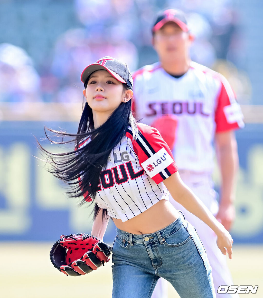 프로야구 LG 트윈스가 개막 2연승을 달렸다. 롯데 자이언츠는 2연패를 당했다. LG는 23일 서울 잠실구장에서 열린 2025 KBO리그 롯데와 홈 경기에서 10-2로 크게 승리했다. 전날 12-2 승리에 이어 개막 2연승. 문보경이 투런포, 박동원의 솔로포, 오스틴의 솔로포, 송찬의의 솔로포, 문정빈의 투런포 등 홈런 5방으로 7점을 뽑았다. (여자)아이들 미연이 시구를 하고 있다. 2025.03.23 / jpnews@osen.co.kr