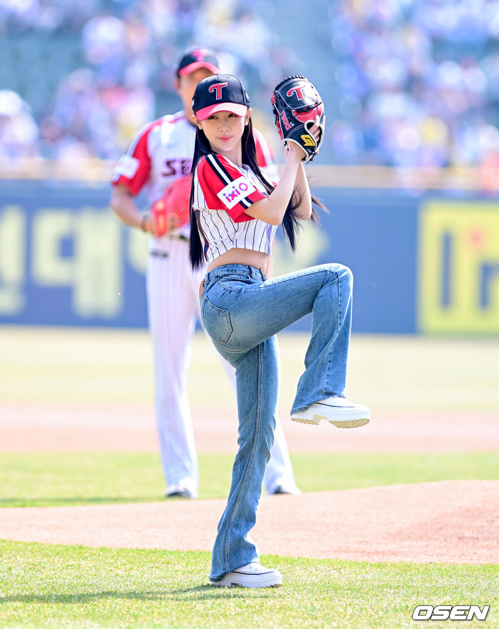 프로야구 LG 트윈스가 개막 2연승을 달렸다. 롯데 자이언츠는 2연패를 당했다. LG는 23일 서울 잠실구장에서 열린 2025 KBO리그 롯데와 홈 경기에서 10-2로 크게 승리했다. 전날 12-2 승리에 이어 개막 2연승. 문보경이 투런포, 박동원의 솔로포, 오스틴의 솔로포, 송찬의의 솔로포, 문정빈의 투런포 등 홈런 5방으로 7점을 뽑았다. (여자)아이들 미연이 시구를 하고 있다. 2025.03.23 / jpnews@osen.co.kr