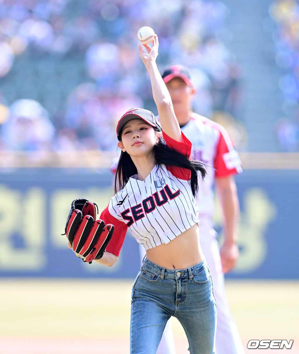 23일 오후 서울 잠실야구장에서 2025 신한 SOL Bank KBO리그 LG 트윈스와 롯데 자이언츠의 경기가 열렸다.이날 LG는 손주영, 롯데는 박세웅을 선발로 내세웠다.(여자)아이들 미연이 시구를 하고 있다. 2025.03.23 / jpnews@osen.co.kr