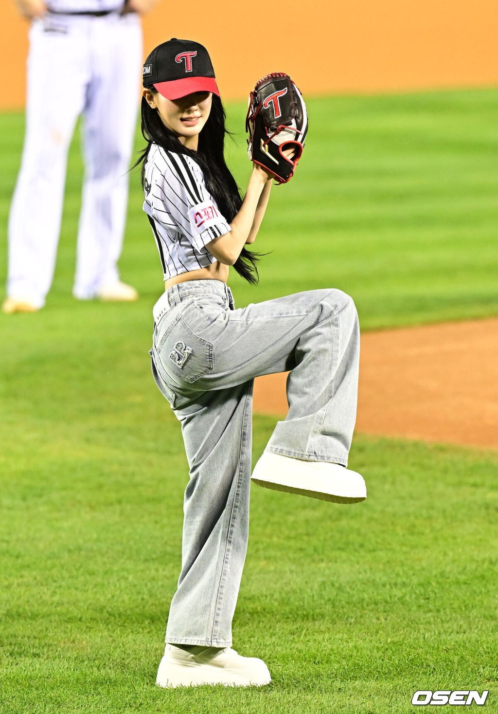 11일 서울 잠실야구장에서 ‘2024 신한 SOL뱅크 KBO 포스트시즌’ 준플레이오프 5차전 LG 트윈스와 KT 위즈의 경기가 열렸다.LG는 임찬규, KT는 엄상백을 선발 투수로 내세웠다.경기에 앞서 (여자)아이들 미연이 시구를 하고 있다. 2024.10.11 / jpnews@osen.co.kr